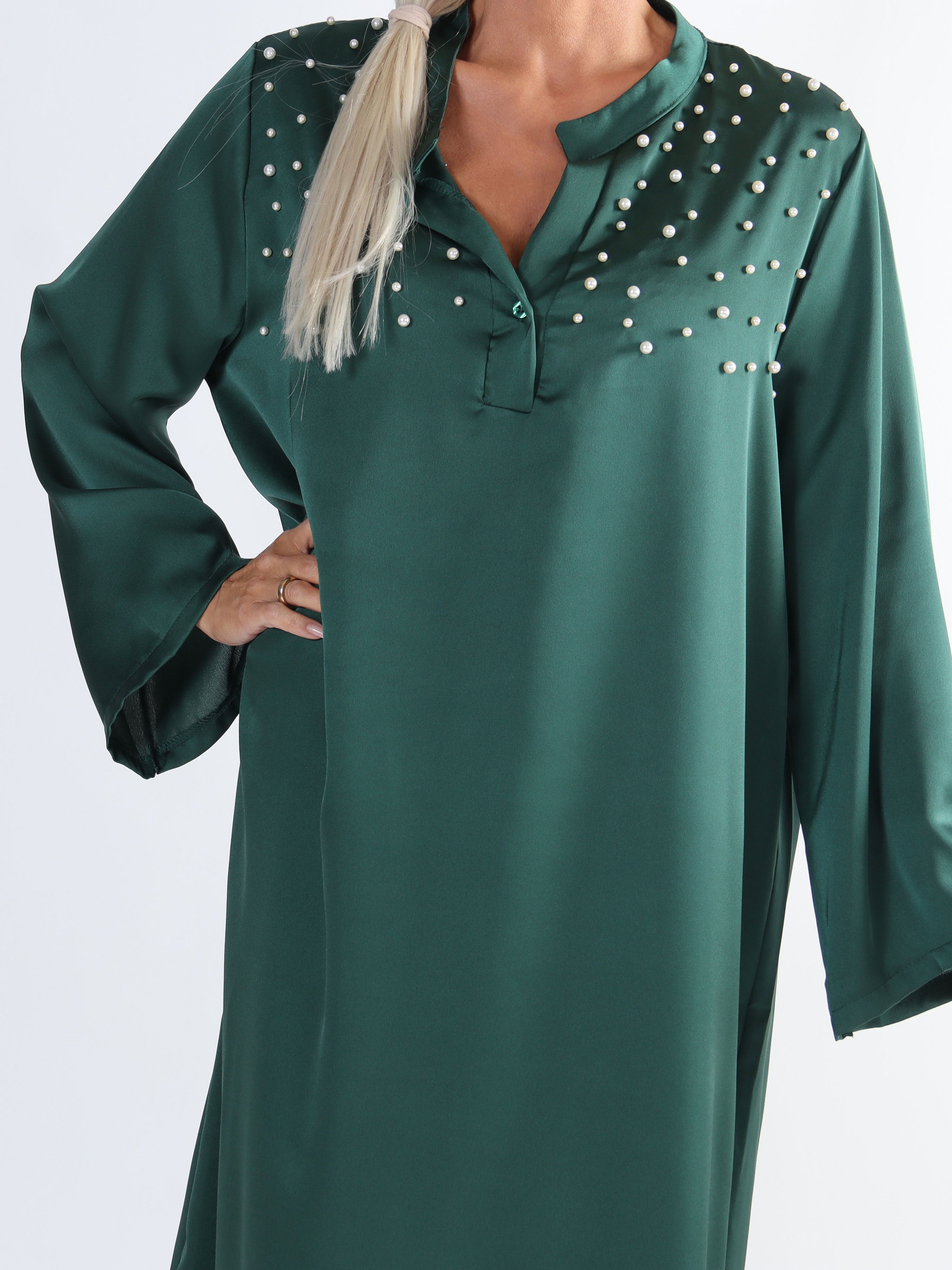 Emilia - Plus size klänning i silkelook med vita pärlor